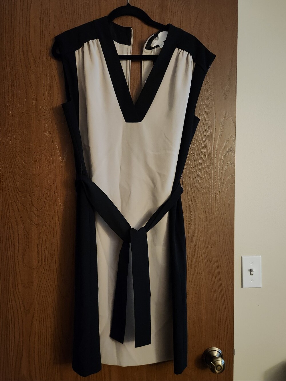 Boss Sleeveless Black & Cream V-Neck Belted Dress, Size 6